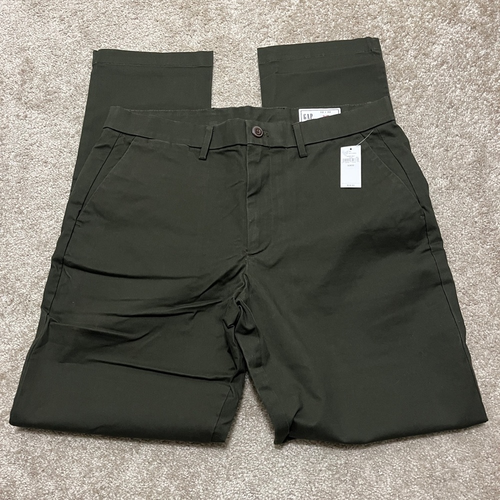 GAP Men’s Slim Green chino pants